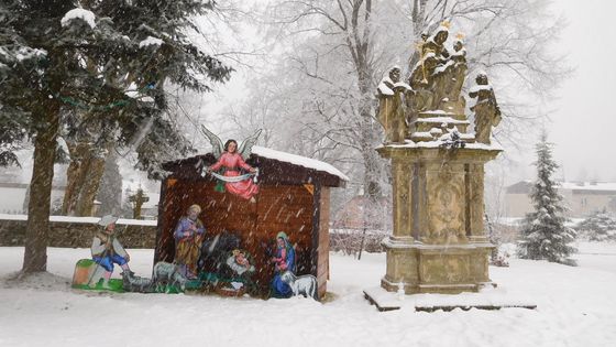 Obrazem: Na Štědrý den je na horách ladovská zima. Venku ani noha, všichni jsou u stromečku