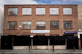 První velkou realizací Alexe Chinnecka byla továrna v Hackney v Londýně. Stará okna vyplnil 1248 falešnými kusy skla.