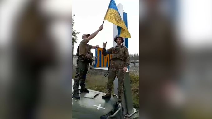 Ukrajinci ovládli strategické město Lyman, na úřadech ničili vlajky okupantů a vraceli vlastní.