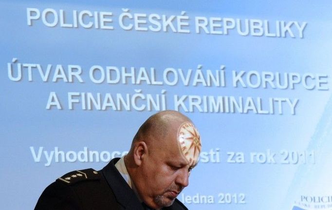 Kategorie: LIDÉ, O KTERÝCH SE MLUVÍ; 3. cena Fotograf: MICHAL KRUMPHANZL, ČTK Informace k fotografii: Policejní president Petr Lessy na tiskové konferenci v Praze, 22.2.2012