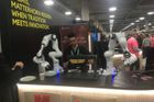 Vychytávky z Las Vegas: Zrcadlo počítající vrásky, robot krájící sýr i automatické WC