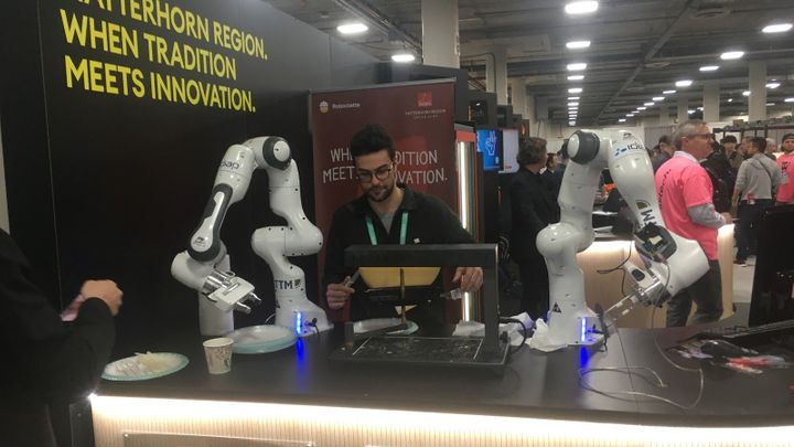 Vychytávky veletrhu CES: Zrcadlo počítající vrásky, robot na sýr i automatické WC