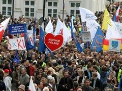 Příznivci opoziční Občanské platformy na dnešní demonstraci ve Varšavě
