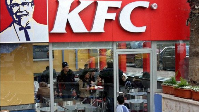 I přes rostoucí vliv islámu v Sýrii vznikají nové symboly konzumu. Společnost provozující řetězec rychlého občerstvení KFC otevřela svou první pobočku v Sýrii v lednu a stala se tak první americkou společností tohoto typu.