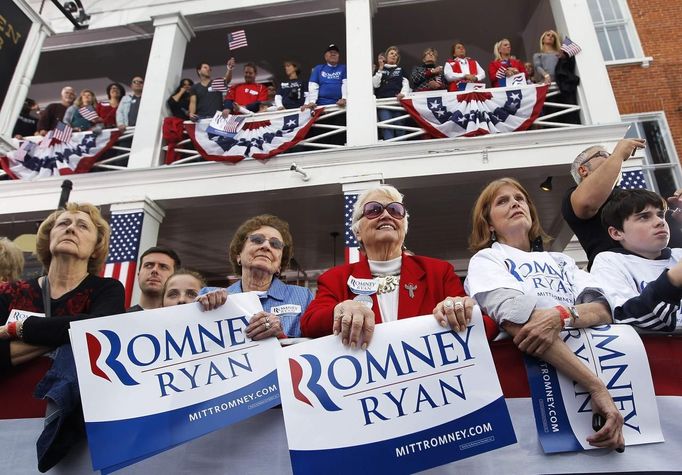 People listen to Republican presidential nominee Mitt Romney speak during a campaign rally at the Golden Lamb in Lebanon, Ohio October 13, 2012. REUTERS/Shannon Stapleton (UNITED STATES - Tags: POLITICS ELECTIONS USA PRESIDENTIAL ELECTION) Published: Říj. 13, 2012, 11:10 odp.