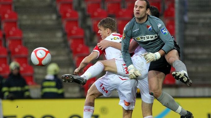 Řadu ošemetných momentů musel řešit v utkání gólman Petr Vašek. Takhle odvracel atak dvojice slávistů.
