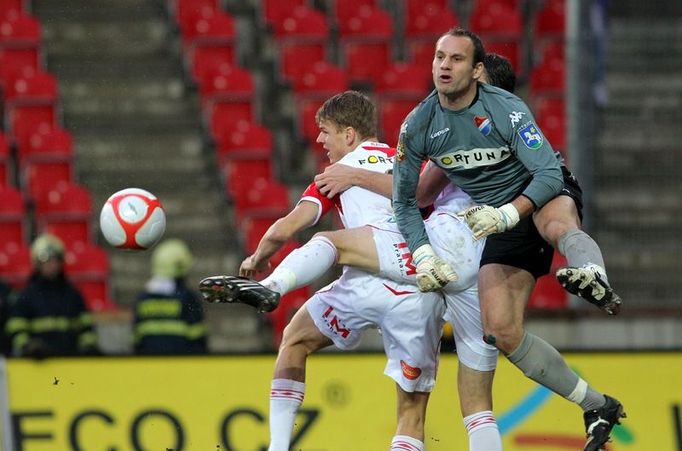 Řadu ošemetných momentů musel řešit v utkání gólman Petr Vašek. Takhle odvracel atak dvojice slávistů.