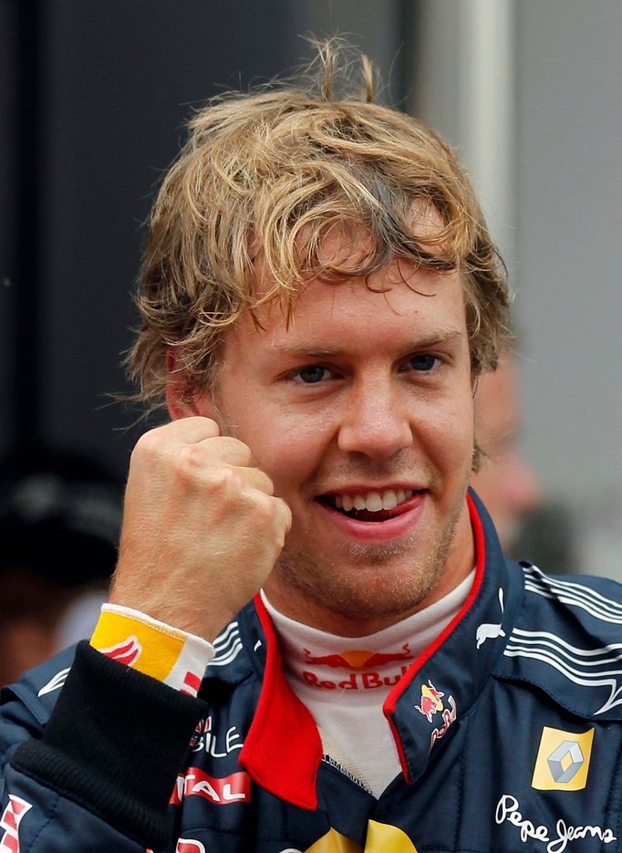 Sebastian Vettel se raduje z pole position.