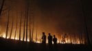 People look on as a fire burns in Povoa de Calde, near Viseu September 5, 2012. Over 500 firefighters have been mobilized to tackle this fire which has already burned more than 3000 hectares, according to the civil defence. REUTERS/Rafael Marchante (PORTUGAL - Tags: SOCIETY DISASTER ENVIRONMENT TPX IMAGES OF THE DAY) Published: Zář. 5, 2012, 4:31 dop.