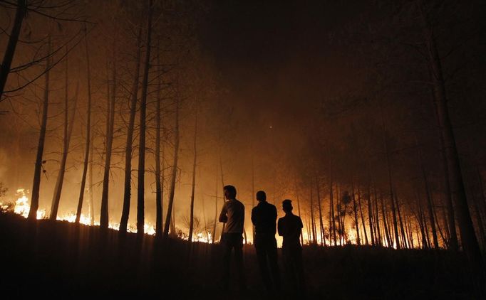 People look on as a fire burns in Povoa de Calde, near Viseu September 5, 2012. Over 500 firefighters have been mobilized to tackle this fire which has already burned more than 3000 hectares, according to the civil defence. REUTERS/Rafael Marchante (PORTUGAL - Tags: SOCIETY DISASTER ENVIRONMENT TPX IMAGES OF THE DAY) Published: Zář. 5, 2012, 4:31 dop.