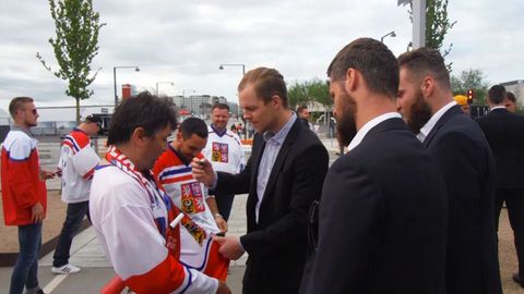 Čeští hokejisté si před zápasem odskočili za fanoušky. Ruský kapitán přijel na trénink na bruslích