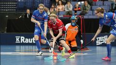 Česká florbalistka Denisa Ratajová (v červeném) ve finském superfinále