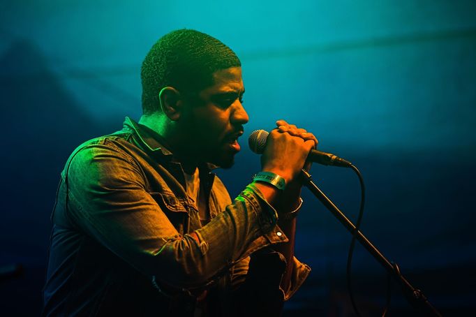 Snímek z vystoupení kapely Algiers.