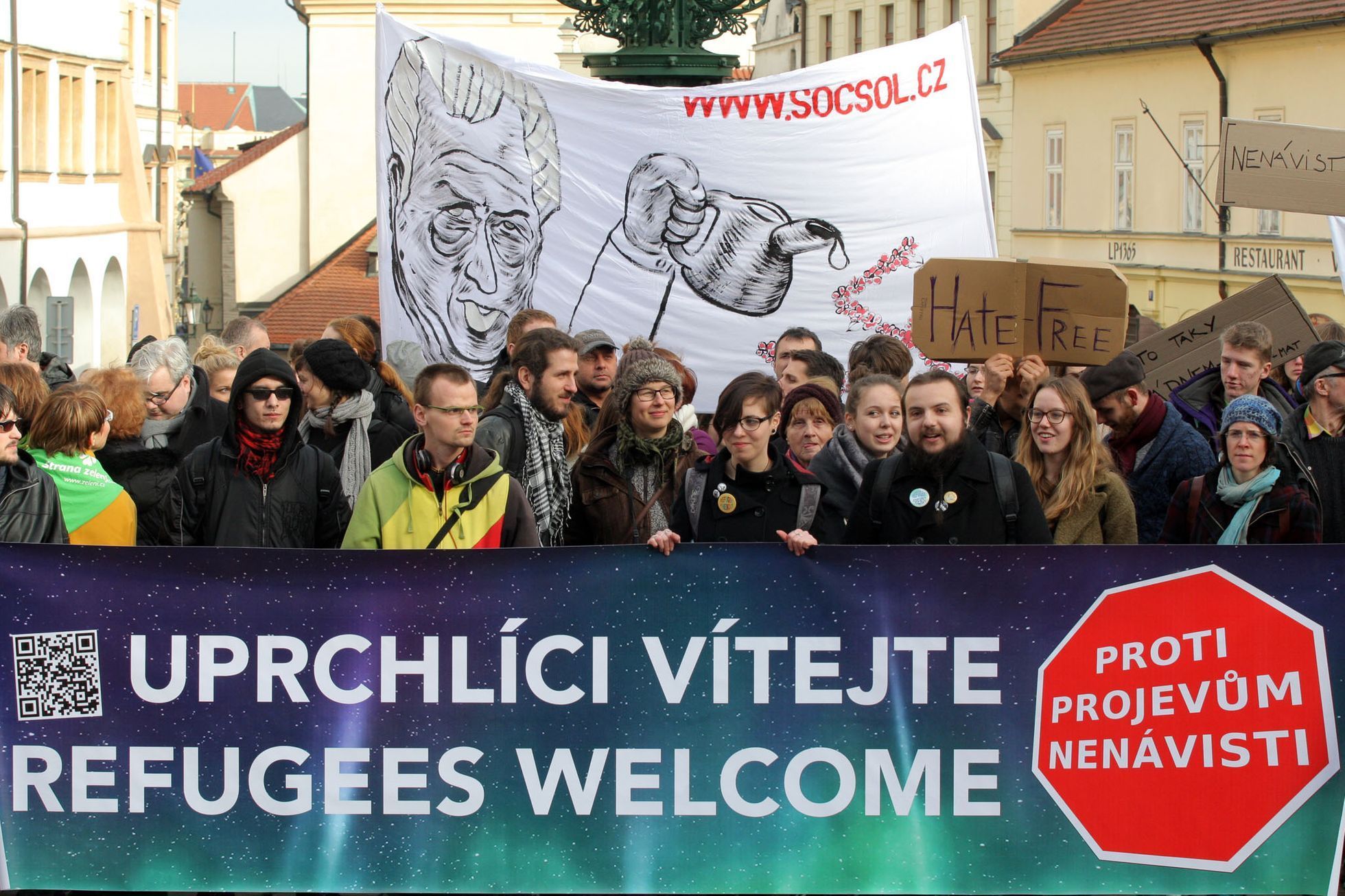 Uprchlíci vítejte, náckové táhněte