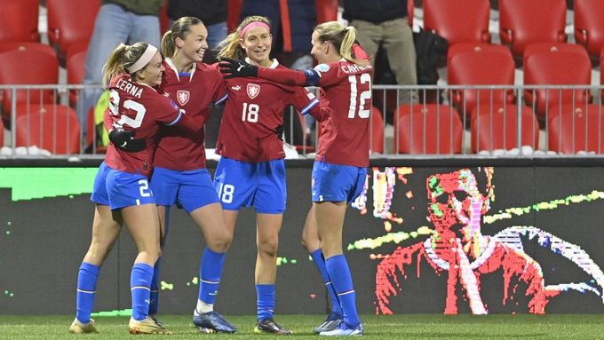 České hráčky se radují z gólu v zápase skupiny B4 fotbalové Ligy národů žen se Slovinskem