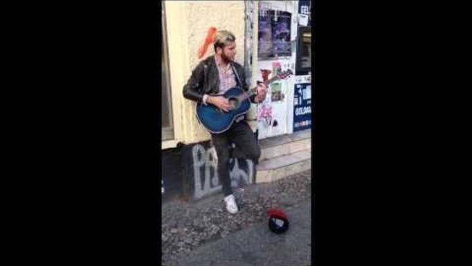 Streetmusician sings