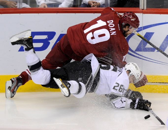 Doan v souboji s Voynovem v utkání Los Angeles a Phoenixu