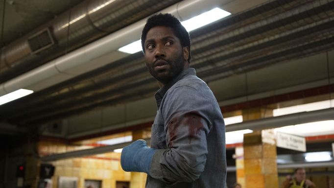 John David Washington jako Beckett.