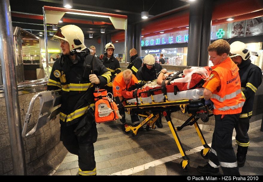Pád ženy pod metro na Hlavním nádraží