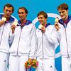 Francouzští plavci slaví zlaté medaile ve štafetě 4 x 100 metrů volným stylem na OH 2012 v Londýně.