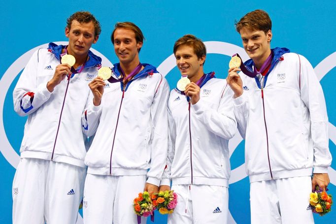 Francouzští plavci Amary Leveaux, Fabien Gilot, Clement Lefert a Yannick Agnel (zleva) slaví zlaté medaile ve štafetě 4 x 100 metrů volným stylem na OH 2012 v Londýně.