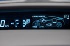 Celkem 1,9 milionu kusů vozu Toyota Prius má závadu v softwaru ovládajícím hybridní systém pohonu. Jde o priusy vyrobené od března roku 2009 do letošního února. Software může způsobit poškození tranzistorů, načež se automobil sám uvede do bezpečnostního režimu. V lepším případě s ním řidič může dál jet se sníženým výkonem soustrojí, v horším se vůz zastaví.