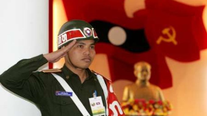 Laoský voják salutuje před bystou dřívějšího prezidenta Kaysona Phomvihana uvnitř Musea laoské lidové armády v hlavním městě Vientiane, během příprav na dnešní oslavu výročí.