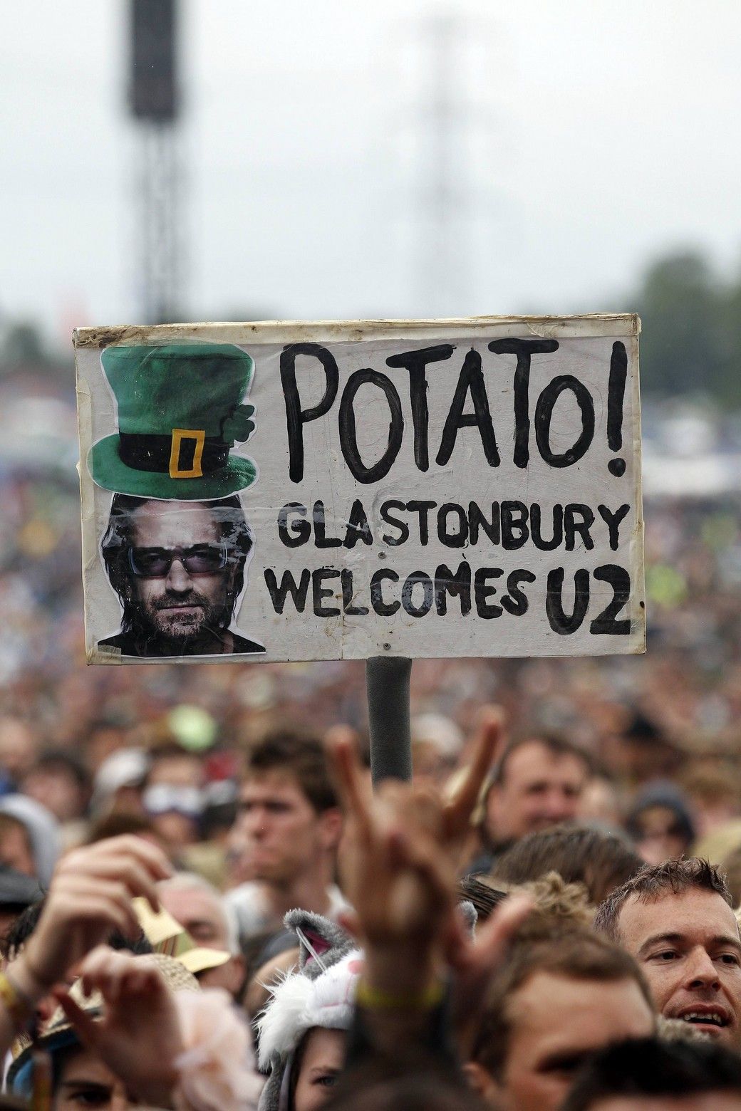 U2 v Glastonbury a další obrázky z bahna