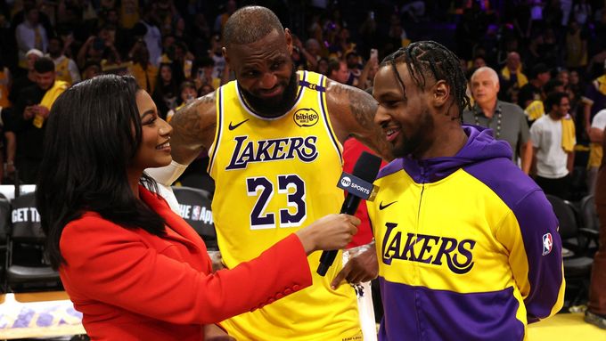 LeBron James se synem Bronnym v pozápasovém rozhovoru po utkání Lakers s Minnesotou