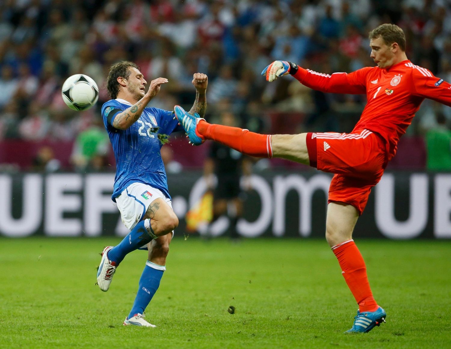 Alessandro Diamanti nabíhá na kopačku Manuela Neuera v semifinálovém utkání Eura 2012 mezi Německem a Itálií.