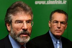 Vůdce severoirské Sinn Féin Garry Adams byl zatčen