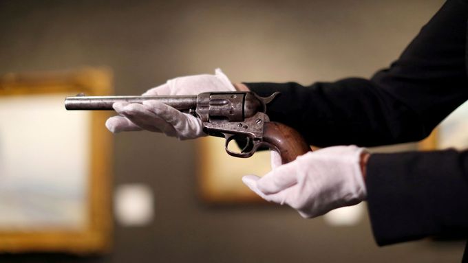 Dražba zbraně, kterou byl zastřelen americký psanec Henry McCarthy, známější pod přezdívkou Billy the Kid.
