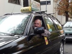 Kdo přemýšlí hlavou, bude volit platformu, tvrdí tento taxikář, čekající na zákazníky pod hradem Wawel.