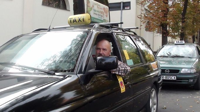 Kdo přemýšlí hlavou, bude volit platformu, tvrdí tento taxikář, čekající na zákazníky pod hradem Wawel.