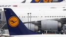 Lufthansa planes stand on the tarmac at Munich's international airport August 30, 2012. Passengers face widespread flight disruption from Friday after Lufthansa cabin crew representatives said they would start a series of strikes over pay and cost-cutting measures at Germany's largest airline. The UFO union, which represents around two thirds of Lufthansa's 19,000 cabin crew, would not say on Thursday which locations will be targeted or give the exact timing of strikes, saying only it would give six hours' notice. REUTERS/Michael Dalder (GERMANY - Tags: TRANSPORT BUSINESS EMPLOYMENT) Published: Srp. 30, 2012, 11:42 dop.