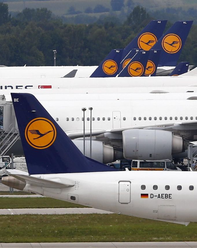 Lufthansa planes stand on the tarmac at Munich's international airport August 30, 2012. Passengers face widespread flight disruption from Friday after Lufthansa cabin crew representatives said they would start a series of strikes over pay and cost-cutting measures at Germany's largest airline. The UFO union, which represents around two thirds of Lufthansa's 19,000 cabin crew, would not say on Thursday which locations will be targeted or give the exact timing of strikes, saying only it would give six hours' notice. REUTERS/Michael Dalder (GERMANY - Tags: TRANSPORT BUSINESS EMPLOYMENT) Published: Srp. 30, 2012, 11:42 dop.