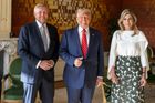 Hýčkají Trumpa: spal u krále, zahrnují ho lichotkami. Mají strategii
