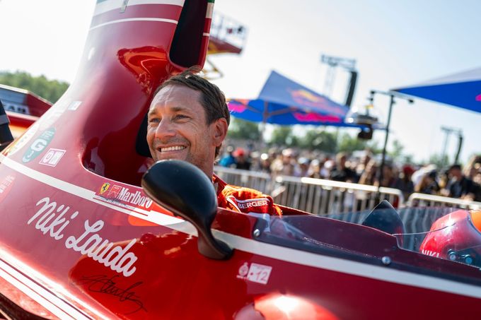 Mathias Lauda ve Ferrari 312 B3-74, s nímž jezdil jeho otec Niki Lauda