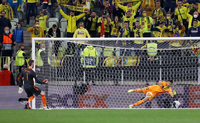 Soccer Football - Europa League Final - Villarreal v Manchester United - Polsat Plus Arena Gdansk, Gdansk, Poland - May 26, 2021 Villarreal's Geronimo Rulli saves a penal