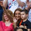 Manželka Robina van Persieho, Bouchra se synem mává na hráče Nizozemska během Eura 2012