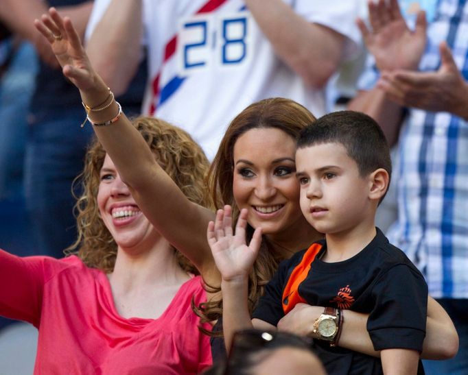 Manželka Robina van Persieho, Bouchra se synem mává na hráče Nizozemska během Eura 2012.