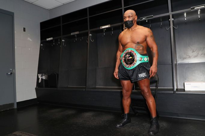 Box Mike Tyson - Roy Jones junior (2020): Mike Tyson s pásem WBC Frontline Belt.