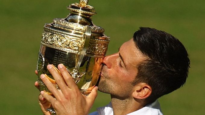 Novak Djokovič s trofejí pro vítěze Wimbledonu