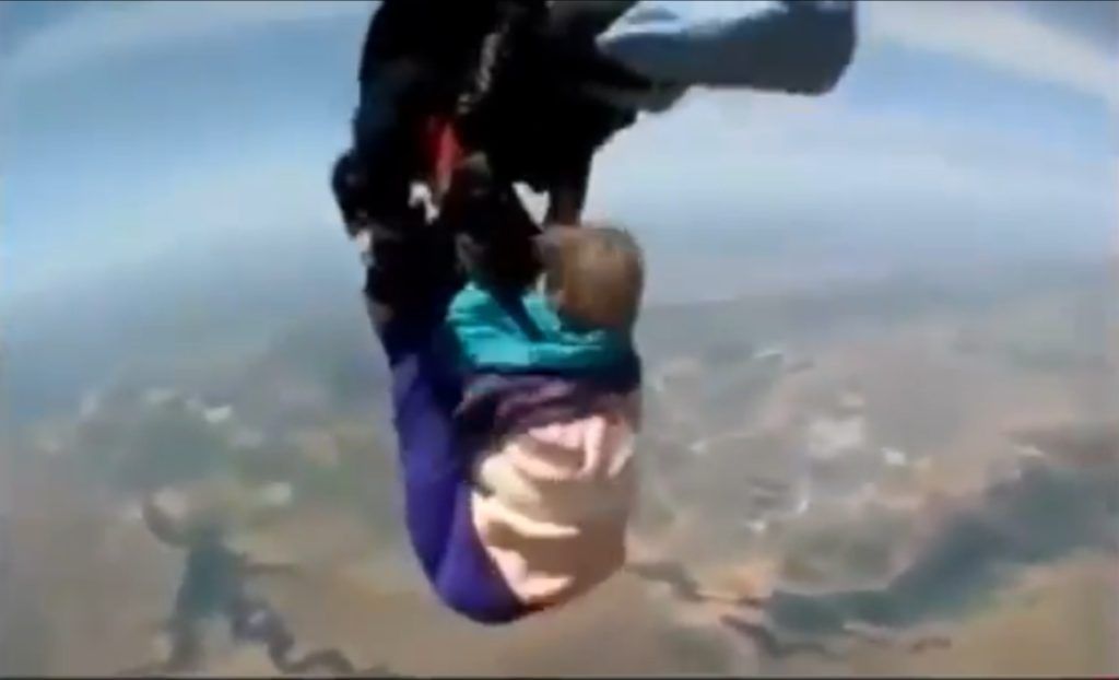Video: skok s padákem 80leté paní málem skončil katastrofou