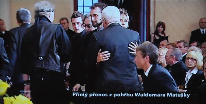 Pohřeb Waldemara Matušky - Václav Klaus kondoluje