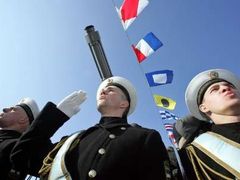 Ukrajinští námořníci vzdávají čest nové vojenské lodi. V Sevastopolu vedle sebe kotví ukrajinské i ruské námořnictvo.
