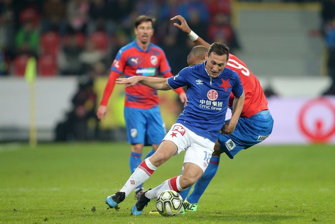 Peter Olayinka a Milan Havel v zápase první ligy Plzeň - Slavia.