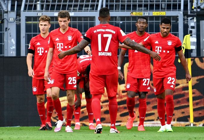 Fotbalisté Bayernu Mnichov slaví branku v zápase na hřišti Borussie Dortmund.