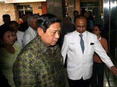 Prezident Susilo Bambang Yudhoyono s manželkou Ani přišli navštívit Suharta do nemocnice hned druhý den po jeho hospitalizaci