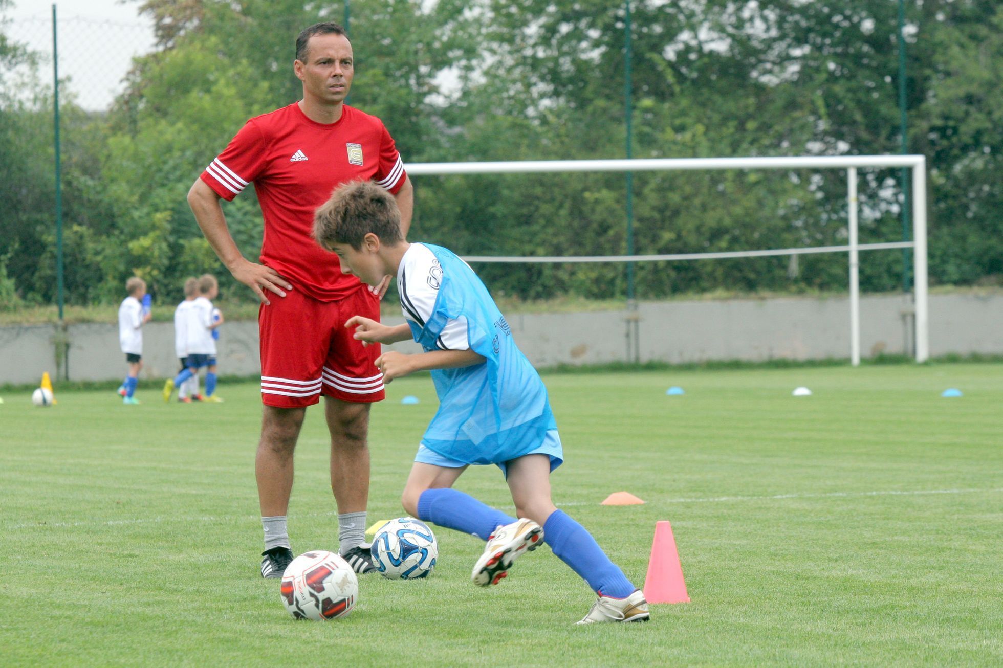 Kluci se učí hrát fotbal